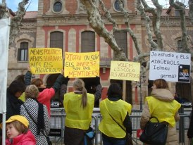 Les families dels Aigüerols reinvindicant l'escola davant del Parlament